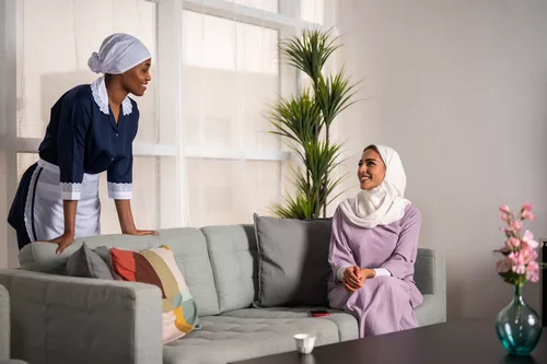 عاملة مقيمة