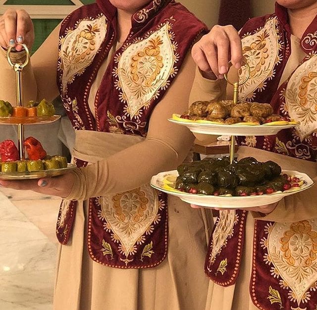 عاملة ضيافة